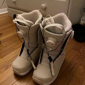 Stylish Snowboard Boots in Cream and Black